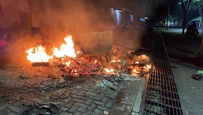 Dua kelompok di Surabaya tawuran. Ada beberapa motor yang dibakar dan orang luka-luka.