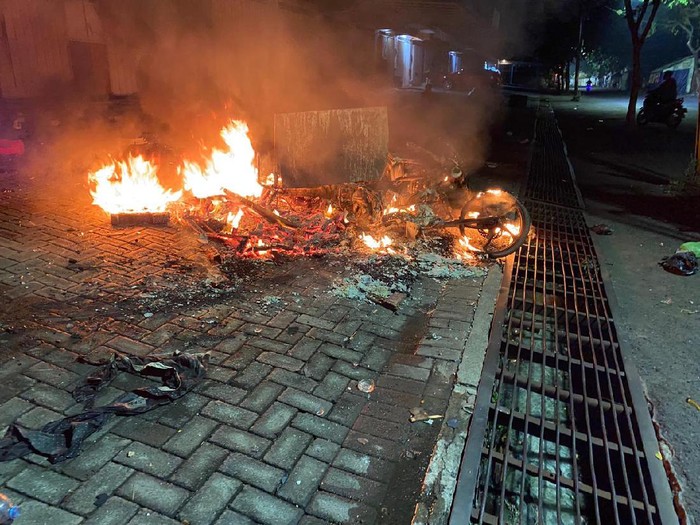 Dua kelompok di Surabaya tawuran. Ada beberapa motor yang dibakar dan orang luka-luka.