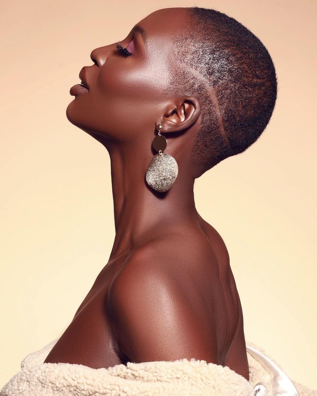 Mereka menyebut Nova dengan kata-kata yang mengejek, seperti katakot (menakutkan), hindi tao (bukan manusia), hingga tostadong tostado (sangat terpanggang). Tampaknya hal itu merupakan salah satu respon dari bentuk dukungan pada kontestan asal negara mereka yang juga akan berpartisipasi dalam ajang Miss Universe. Foto: Instagram @thenovastevens