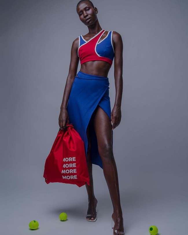 Aku sangat kecewa dengan beberapa fans ajang kecantikan dari beberapa negara. Kebencian kalian mengambil keseruan dan kebahagiaan dari pengalaman sekali seumur hidup ini. Apakah sangat sulit untuk menyebarkan cinta dari pada kebencian? Tidak ada yang menyuruh kalian mendukung semua kontestan, yang kami mau adalah kamu mendukung delegasimu tanpa menjatuhkan yang lain, tulisnya. Foto: Instagram @thenovastevens