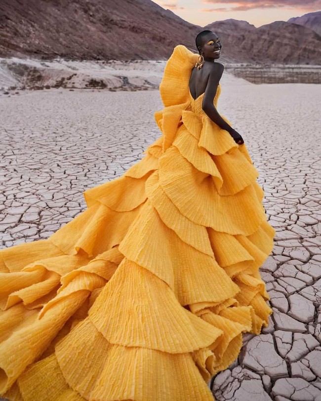 Dalam tulisan panjang lebarnya, ia juga menyebutkan jika dunia kini sudah melihat kecantikan secara lebih luas. Cantik bukan lagi milik kalangan tertentu tapi juga mereka yang punya bentuk dan warna yang berbeda.  Foto: Instagram @thenovastevens