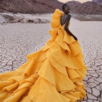 Dalam tulisan panjang lebarnya, ia juga menyebutkan jika dunia kini sudah melihat kecantikan secara lebih luas. Cantik bukan lagi milik kalangan tertentu tapi juga mereka yang punya bentuk dan warna yang berbeda.  Foto: Instagram @thenovastevens