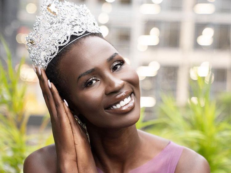8 Foto Miss Universe Kanada yang Jadi Sasaran Bullying Netizen Filipina