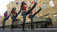 Sekumpulan tentara berlatih sebelum parade militer Hari Kemenangan di Lapangan Dvortsovaya (Istana) di St. Petersburg, Rusia.