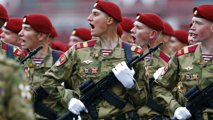 Rusia memperingati Hari Kemenangan atau Victory Day ke-76, Minggu (9/5). Peringatan itu diisi dengan parade militer Rusia.)