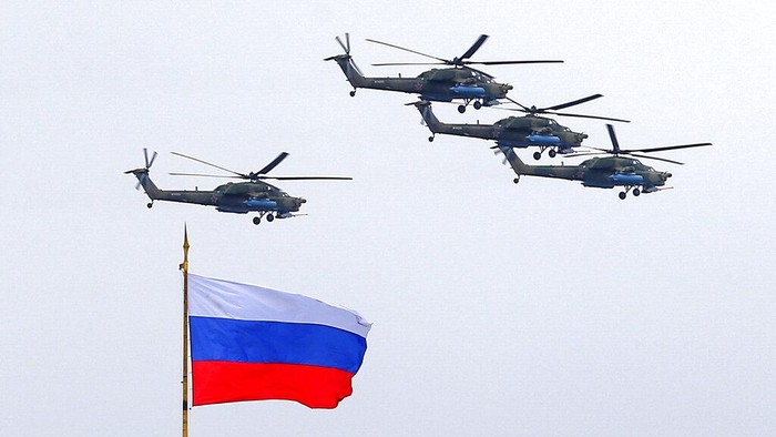 Rusia memperingati Hari Kemenangan atau Victory Day ke-76, Minggu (9/5). Peringatan itu diisi dengan parade militer Rusia.)