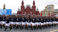 Sebanyak 12.000 personel militer ambil bagian dalam parade hari perayaan kemenangan Rusia pada Perang Dunia II ke-76, Minggu (9/5).  AP/Alexander Zemlianichenko