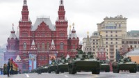 Parade Hari Kemenangan menjadi agenda tahunan setelah runtuhnya Uni Soviet pada tahun 1991. Peringatan ini juga berlangsung di puluhan kota di seluruh daratan Rusia.  AP/Alexander Zemlianichenko
