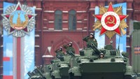 Parade ini juga digelar di dekat perbatasan Ukraina dan Krimea yang dianeksasi Rusia dari Kyiv pada tahun 2014.  AP/Alexander Zemlianichenko