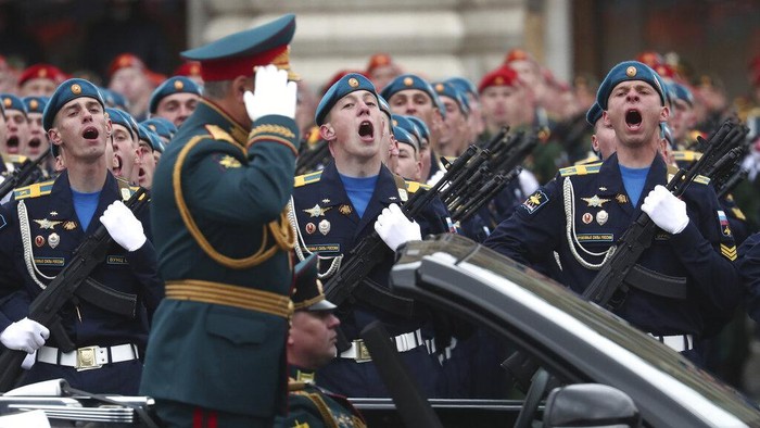 Rusia memperingati Hari Kemenangan atau Victory Day ke-76, Minggu (9/5). Peringatan itu diisi dengan parade militer Rusia.