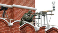 Seorang sniper tentara Rusia melakukan pengamanan di lokasi yang akan dilakukan parade. AP/Alexander Zemlianichenko