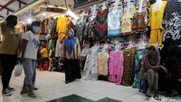 Sejumlah pengunjung melintas di depan deretan kios pakaian di Pasar Beringharjo Yogyakarta.
