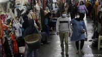 Sejumlah pedagang di Pasar Beringharjo mengaku ada penurunan omset penjualan pakaian jelang Idul Fitri tahun ini menyusul adanya larangan mudik. 