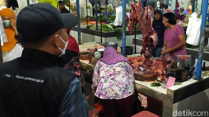 Di Pasar Blambangan Banyuwangi, banyak pedagang dan pembeli yang tak menggunakan masker. Mereka mengabaikan prokes di tengah pandemi COVID-19.