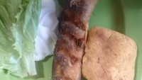 Warung Pecel Lele Raja ini populer di kawasan Pasar Baru. Lele gorengnya disajikan dengan tahu goreng berukuran besar. Pecel lelenya juga bisa dipesan online. Foto: Instagram @warung_pecel_lele_raja