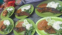 Jangan salah, di Bogor juga banyak terdapat warung pecel lele tendaan. Salah satu yang populer ada warung Pecel Lele Mas Wawan yang royal memberikan sambalnya. Foto: Instagram @pecel_lele_mas_wawan
