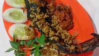 Berbeda dengan yang lain, warung pecel lele di Tangerang ini menyajikan lele goreng dengan kremesan yang renyah. Pemberian sambalnya pun tak tanggung-tanggung. Foto: Instagram @pecel_lele_pak_caryanto
