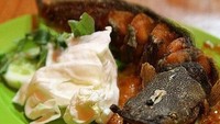 Jangan lewatkan juga mampir ke warung Pecel Lele Cak Mam di Jakarta ini. Ukuran ikan lelenya terbilang besar, enak disajikan dengan tempe dan tahu. Foto: Instagram @pecel_lele__cak.mam