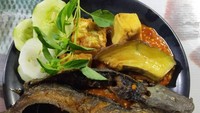Di Surabaya ada warung pecel lele yang selalu ramai diantre pembeli. Nama warungnya adalah warung penyet 17 yang menyediakan berb Foto: Instagram @fendyhp