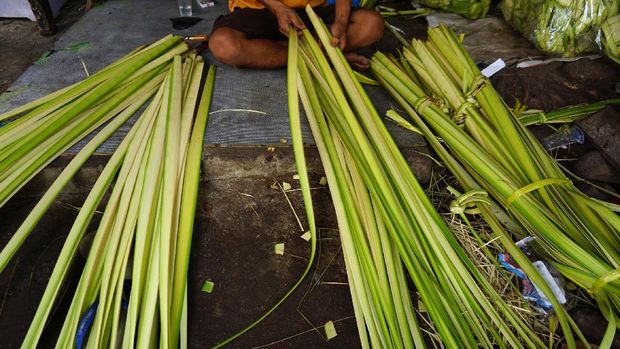 Pedagang Ketupat di Kebayoran Lama (CNBC Indonesa/Tri Susilo)