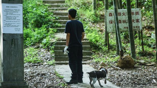 Pemburu macan tutul yang kabur di Hangzhou pada 9 Mei 2021.