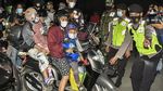 Begini Kondisi Kerumunan Pemudik Motor di Penyekatan Bekasi yang Akhirnya Diloloskan Polisi