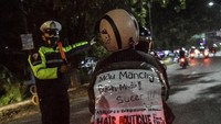Kapolres Metro Bekasi Kombes Hendra Gunawan memberikan diskresi untuk meloloskan ratusan pemudik yang tertahan di penyekatan Kedungwaringin, Bekasi, Jawa Barat. Hendra mengatakan jika keputusan itu tidak diambil, pos penyekatan ini akan timbul kerumunan yang berpotensi penularan virus Corona (COVID-19). (ANTARA FOTO/Fakhri Hermansyah)