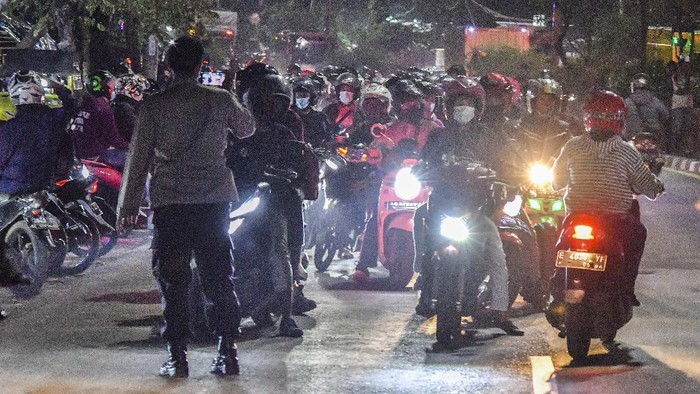Sejumlah  pemudik motor melawan arah untuk menghindari posko penyekatan mudik di Kedungwaringin, Kabupaten Bekasi, Jawa Barat, Minggu (9/5/2021). ANTARA FOTO/ Fakhri Hermansyah/hp.
