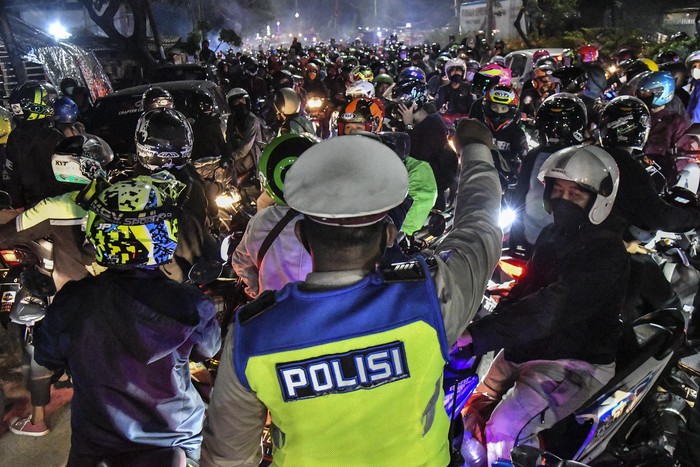 PEMUDIK MOTOR MEMADATI PERBATASAN BEKASI DAN KARAWANG Sejumlah pemudik motor melawan arah untuk menghindari posko penyekatan mudik di Kedungwaringin, Kabupaten Bekasi, Jawa Barat, Minggu (9/5/2021). ANTARA FOTO/ Fakhri Hermansyah/hp.