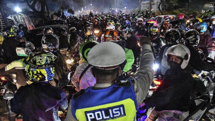 Sejumlah  pemudik motor melawan arah untuk menghindari posko penyekatan mudik di Kedungwaringin, Kabupaten Bekasi, Jawa Barat, Minggu (9/5/2021). ANTARA FOTO/ Fakhri Hermansyah/hp.