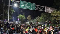 Jalan arteri ini penuh dengan para pemotor. Mereka yang tidak memiliki KTP Karawang terpaksa harus diputar balikoleh petugas. (ANTARA FOTO/Fakhri Hermansyah)