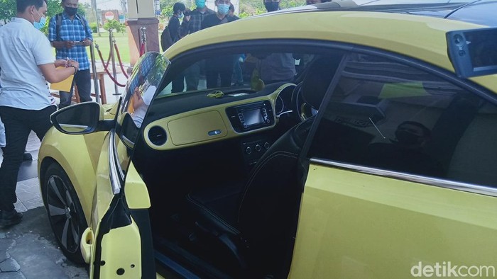 Sebuah mobil sedan berwarna kuning menerobos pos penyekatan pemudik 2021 di Klaten, Jawa Tengah. Berikut foto-foto penampakannya dari dekat.