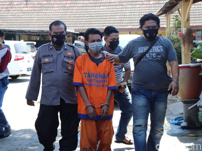Pengedar pil koplo di Sidoarjo diringkus polisi. Dari tangan pelaku, polisi mengamankan 301.200 pil koplo.