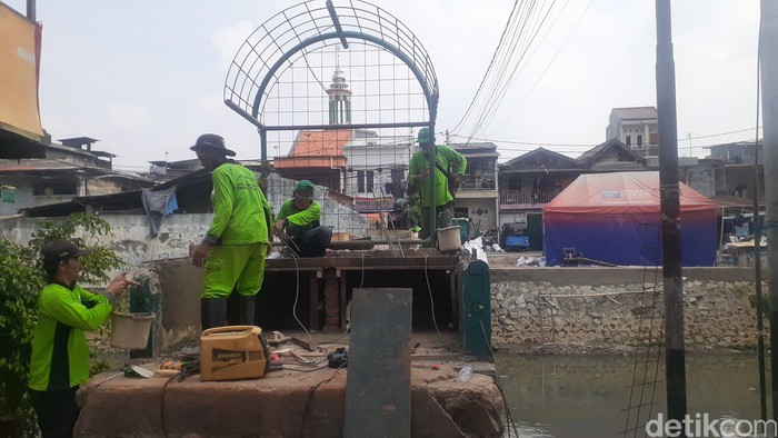 Pengerjaan taman di Jembatan Kota Paris, Johar Baru, Jakarta Pusat, 10 Mei 2021. (Afzal Nur Iman/detikcom)