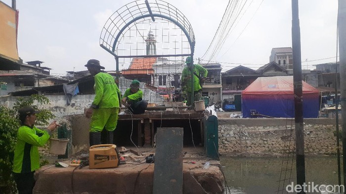 Pengerjaan taman di Jembatan Kota Paris, Johar Baru, Jakarta Pusat, 10 Mei 2021. (Afzal Nur Iman/detikcom)