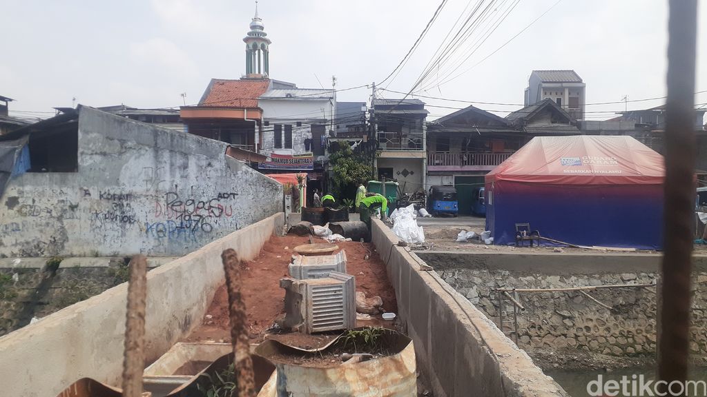 Pengerjaan taman di Jembatan Kota Paris, Johar Baru, Jakarta Pusat, 10 Mei 2021. (Afzal Nur Iman/detikcom)