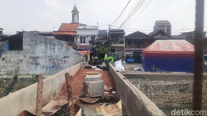 Pengerjaan taman di Jembatan Kota Paris, Johar Baru, Jakarta Pusat, 10 Mei 2021. (Afzal Nur Iman/detikcom)