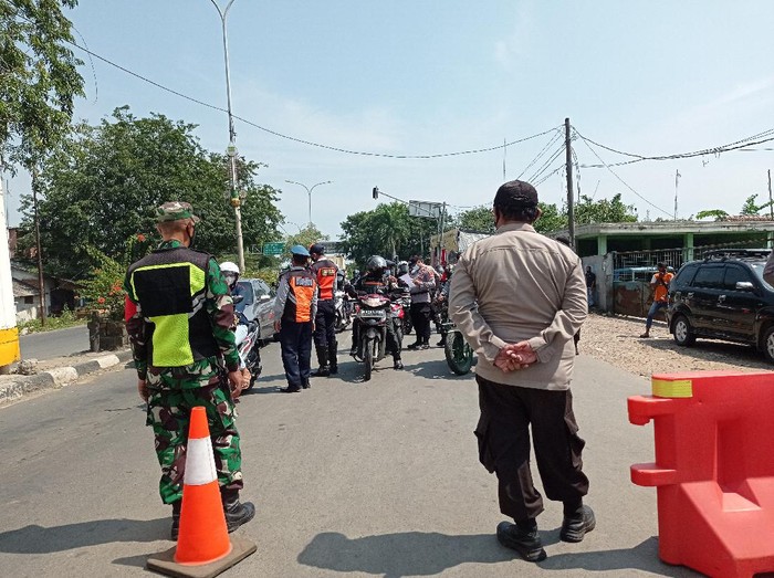 Penyekatan di Perbatasan Karawang-Bekasi normal kembali usai sempat diterobos dan diblokade pemudik
