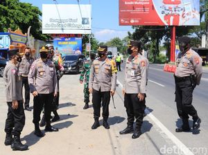Ratusan Mobil Pemudik Dihalau Balik Kanan di Perbatasan Jatim-Jateng