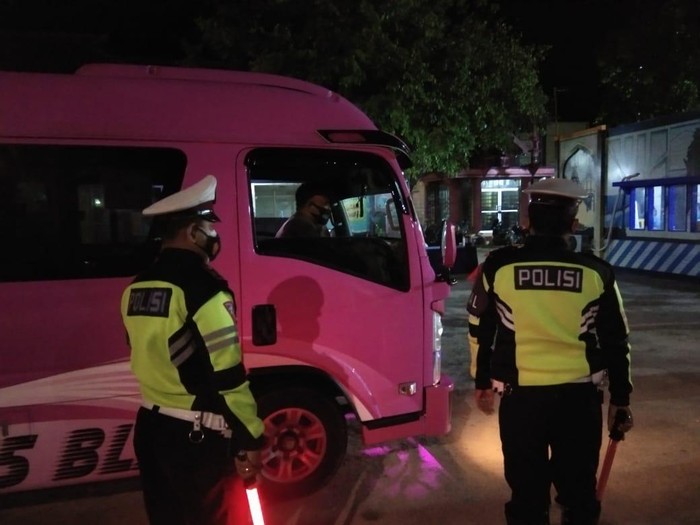 Sebuah travel gelap yang mengangkut 19 pemudik dari Pekalongan tak lolos dalam penyekatan di Kecamatan Bancar, Tuban. Mobil Elf itu kemudian diamankan.