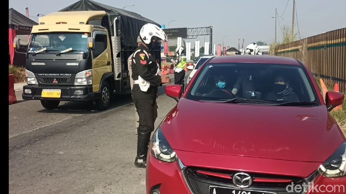 Penyekatan kendaraan di Cileunyi Bandung
