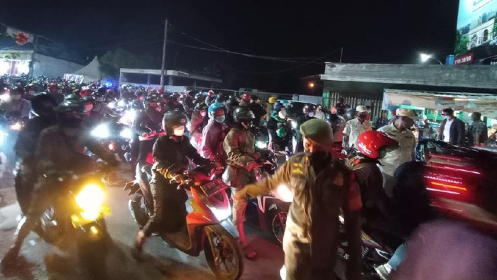 Penyekatan mudik di Kedungwaringin, Bekasi, Senin (10/5) malam menimbulkan kemacetan