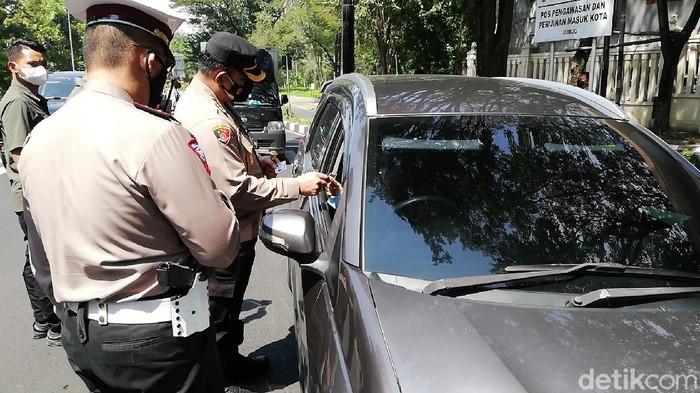 Penyekatan pemudik di Pospam Jurug, Solo, Senin (10/5/2021).