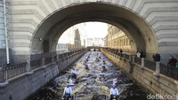 Prajurit angkatan laut juga menggelar parade jet ski  untuk memeriahkan peringatan 76 tahun kemenangan Rusia dalam Perang Dunia II. AP Photo/Dmitri Lovetsky.
