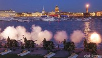 Suara tembakan meriam juga menandai peringatan 76 tahun kemenangan Rusia dalam Perang Dunia II. AP Photo/Dmitri Lovetsky.