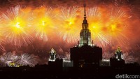 Pesta kembang api digelar untuk menyemarakkan peringatan 76 tahun kemenangan Rusia dalam Perang Dunia II. AP Photo/Alexander Zemlianichenko Jr.