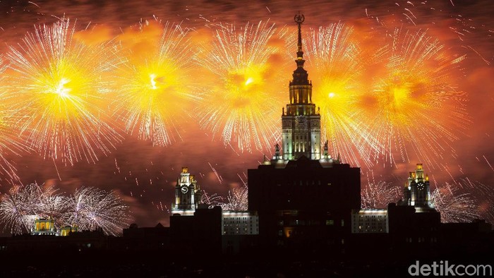 Rusia menggelar peringatan 76 tahun kemenangan dalam Perang Dunia II. Pesta kembang api turut menyemarakkan peringatan tersebut.