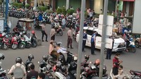 Kasatpol PP Kota Pekalongan, Sri Budi Santoso, kepada wartawan di Kota Pekalongan, Senin (10/5/2021) mengatakan, meningkatnya aktivitas warga menjelang Lebaran, terutama di Alun-alun Kota Pekalongan rawan memicu penyebaran virus Corona. Sehingga keputusan untuk menutup pasar dadakan itu diambil.