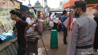 Penutupan pasar itu dilakukan saat tim gabungan yang terdiri dari Satpol PP, polisi, dan TNI patroli. Para pedagang pasar malam yang sedang persiapan buka itu akhirnya diminta menutup lapaknya.