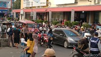 Pihaknya lalu memutus jaringan listrik ilegal yang disambungkan para pedagang dadakan di tengah alun-alun tersebut. Selain membubarkan pasar malam dadakan itu, tim juga menemukan warga yang tidak mematuhi protokol kesehatan (prokes).